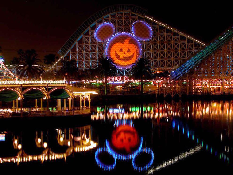ChiIIVlbes's tweet photo. Someone take me to Disney during Halloween 🎃😩😍🍂 http://t.co/YXK9gDtZdi