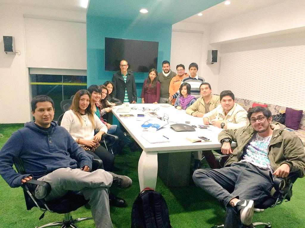 LaCalleEscuela's tweet photo. Nuestros #Callejeros en @Publicis_PERU en plena clase de concepto con @Pepe_Raz http://t.co/2shgBlES1K