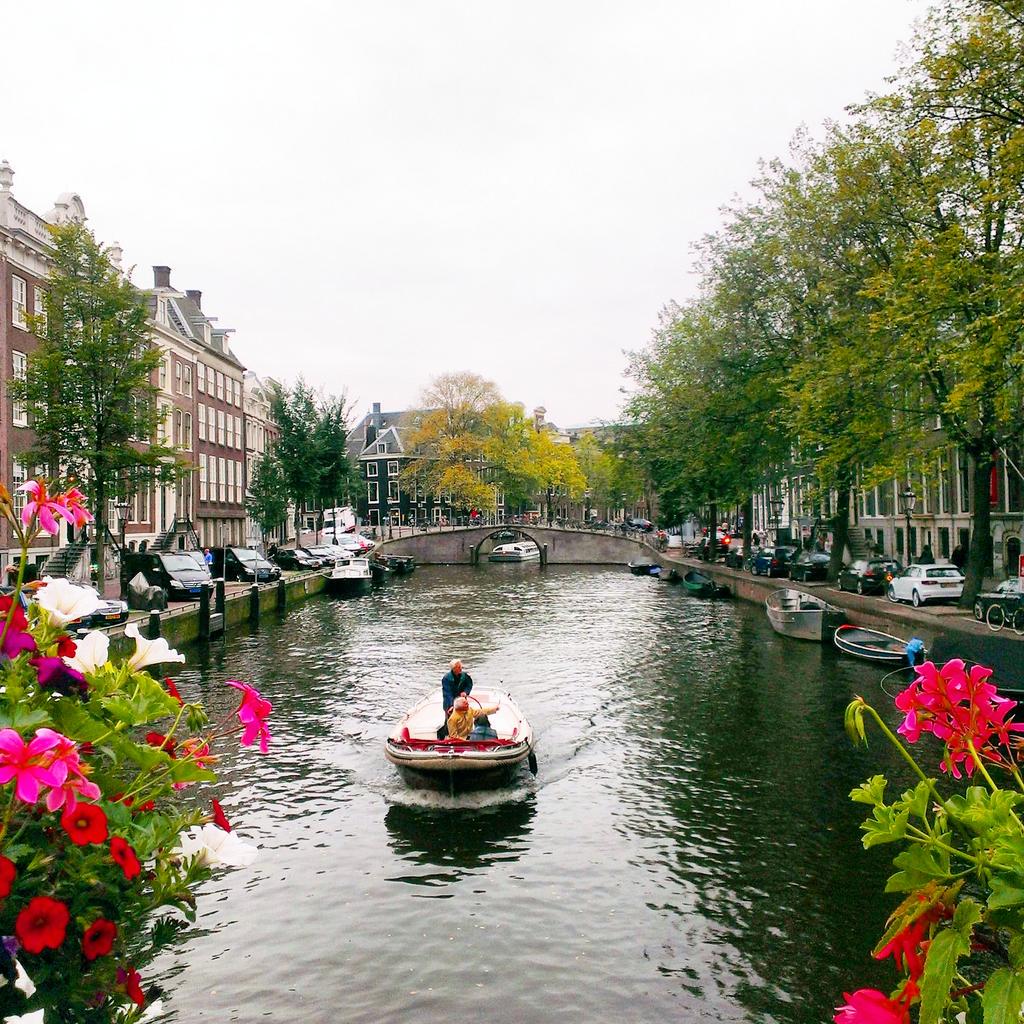 TraveltestersFR's tweet photo. Et pendant ce temps là, @TourdumondeFR redécouvre #Amsterdam ! Merci à @PrivateMansions et au @WaldorfAMS :) http://t.co/JqnhABELAh