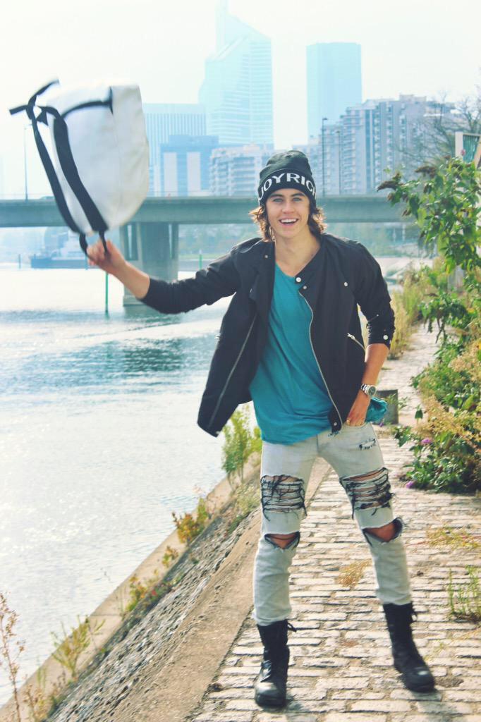 favnashpics's tweet image. Nash's new photoshoot in Paris is amazing😍😍