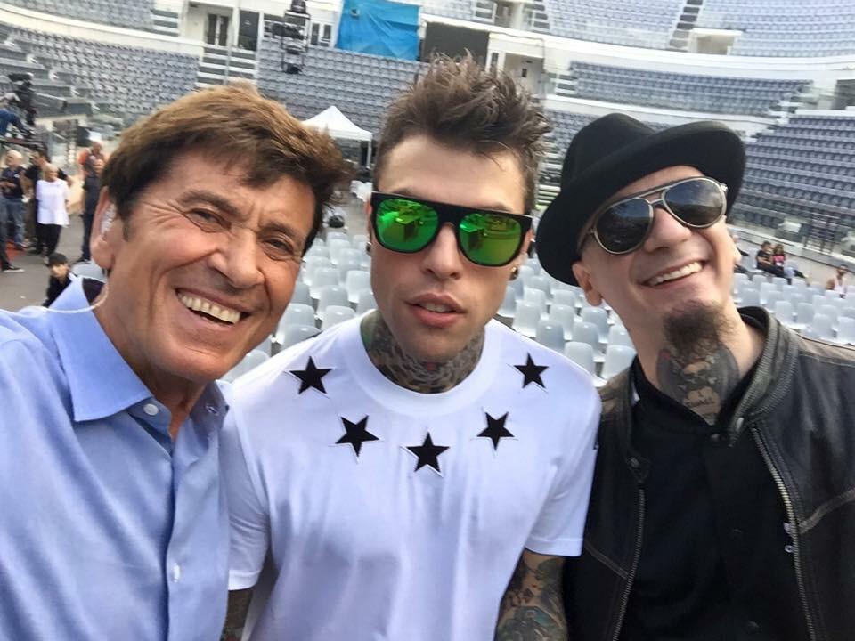 Fedez's tweet photo. Fatti mandare dalla mamma a prendere la Maria Salvador 😂 http://t.co/lmdaSeNBk2