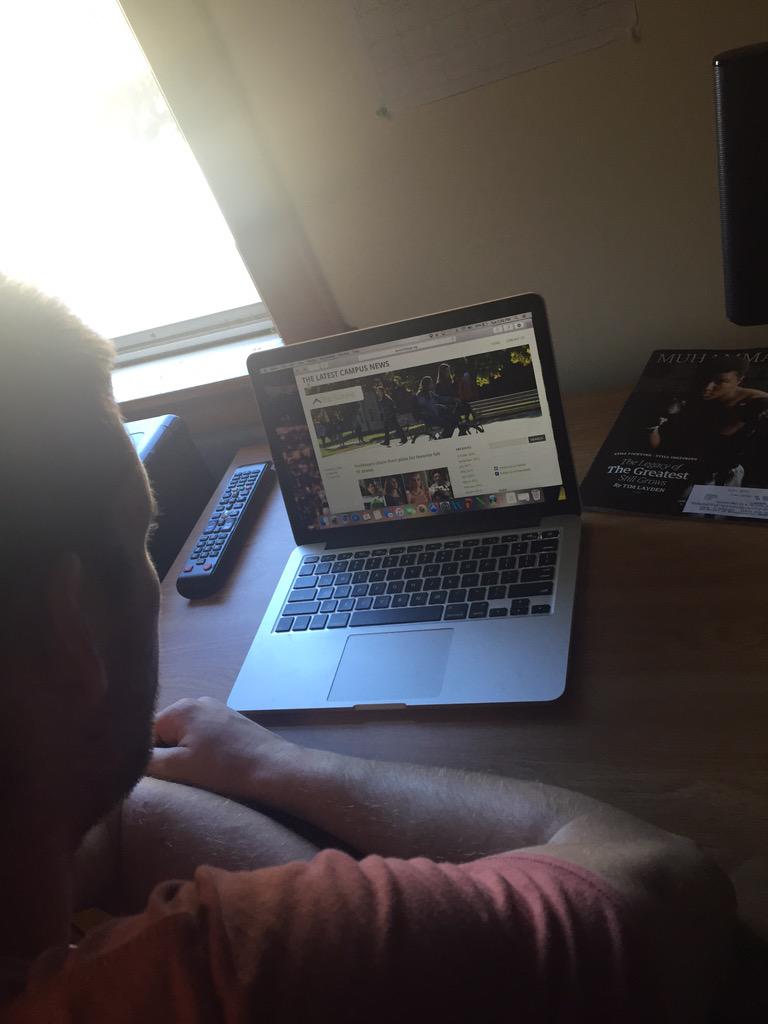 AdamBramanti's tweet photo. A Stonehill student reading The Summit on his computer. (Newspaper were gone). @MaureenEBoyle1 #NewsEngagementDay http://t.co/APbVRR1PaM