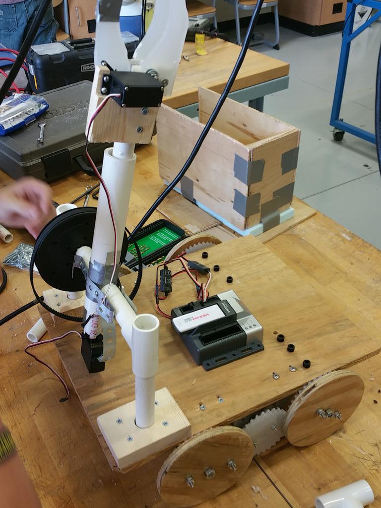 MillstreamBEST's tweet photo. Gettin her ready for Mall Day this Saturday! #paydirt2015 #gitrdone @BESTRobotics http://t.co/o9k2ZhkWrn