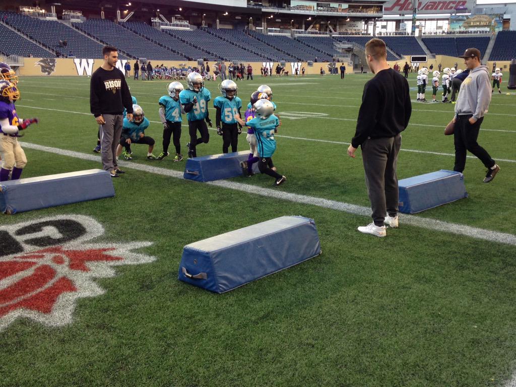 Some <a href="/EastmanRaiders/">BDaley3</a> and <a href="/CharleswoodBron/">Charleswood Broncos</a> taking in drills from <a href="/MBBisons/">Manitoba Bison Football</a> players at Cruncher night