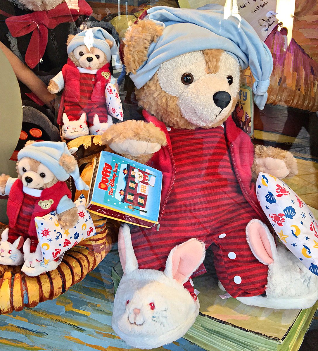 Mezzomikiのディズニーブログ ダッフィーアンコールコレクション第2位 ケープコッドシーズンおやすみセットのコスチュームとぬいぐるみバッジ本日発売 パジャマ姿でまくらと絵本を持ったダッフィー うさぎもかわいい Http T Co U6kyh3gxax Http T Co