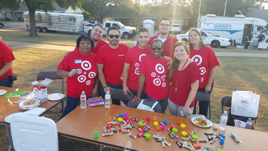 #NationalNightOut <a href="/Target/">Target</a> thank you volunteers! @GloriaforTarget <a href="/blackhock828/">Trey Ruzic</a> <a href="/brittanyatTGT/">Brittany Watson</a>