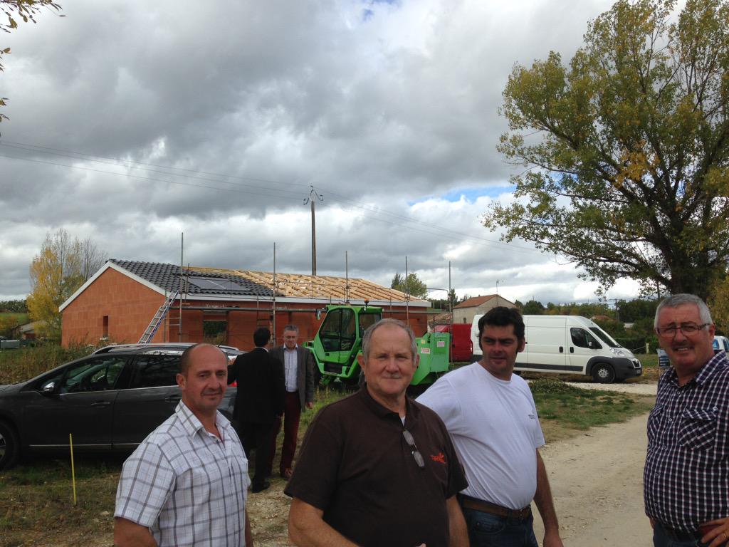 MONIERChristop1's tweet photo. @LesMaisonsAura Installation Micro Pv et Laheroof. Merci à tous. Yves Robert Francis Jerome JM Krazimir. http://t.co/TOgmrwZIWS
