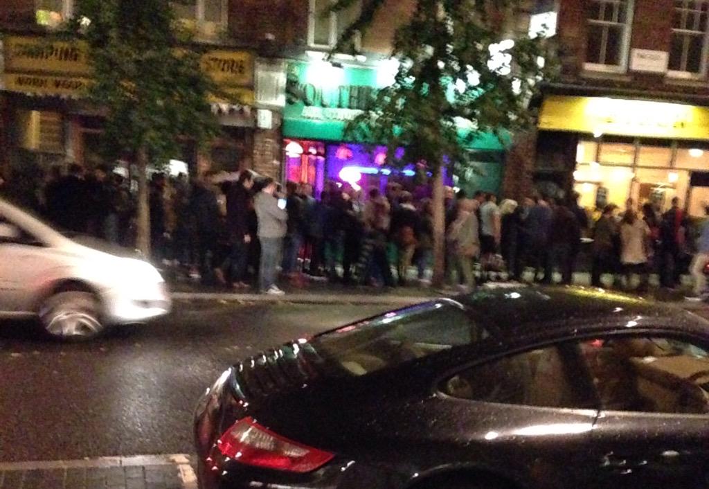 WeAreWaterlooUK's tweet image. Bit of a queue for #ByronBurger on the Cut this evening with the 25p burgers! @byronhamburgers #waterloo #se1