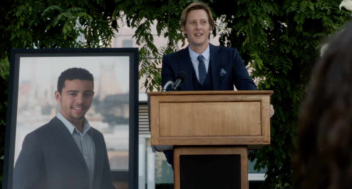 SpoilerTV's tweet photo. #MysteriesOfLaura - Episode 2.03 - Sneak Peeks @DebraMessing @WritersofLaura @Gabriel_Mann http://t.co/t0xocEoglz http://t.co/QVYhmfzwSd