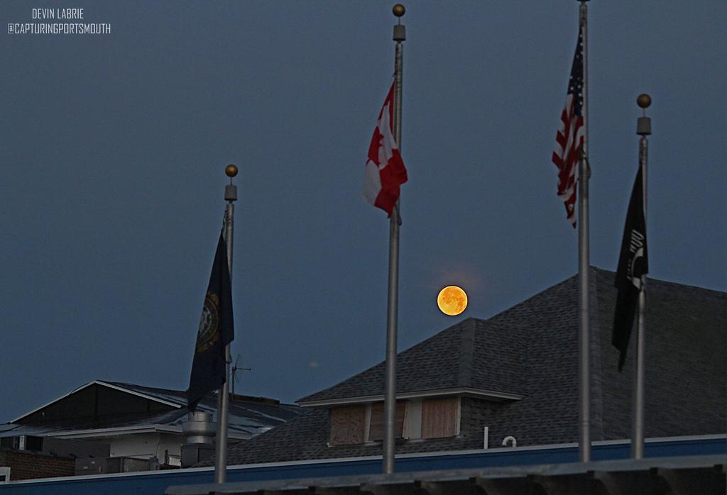CapturingPorts's tweet photo. Super moon setting over Hampton Beach #CapturingPortsmouth https://t.co/Pwz5OYMtWp http://t.co/UlFbFFuyG6
