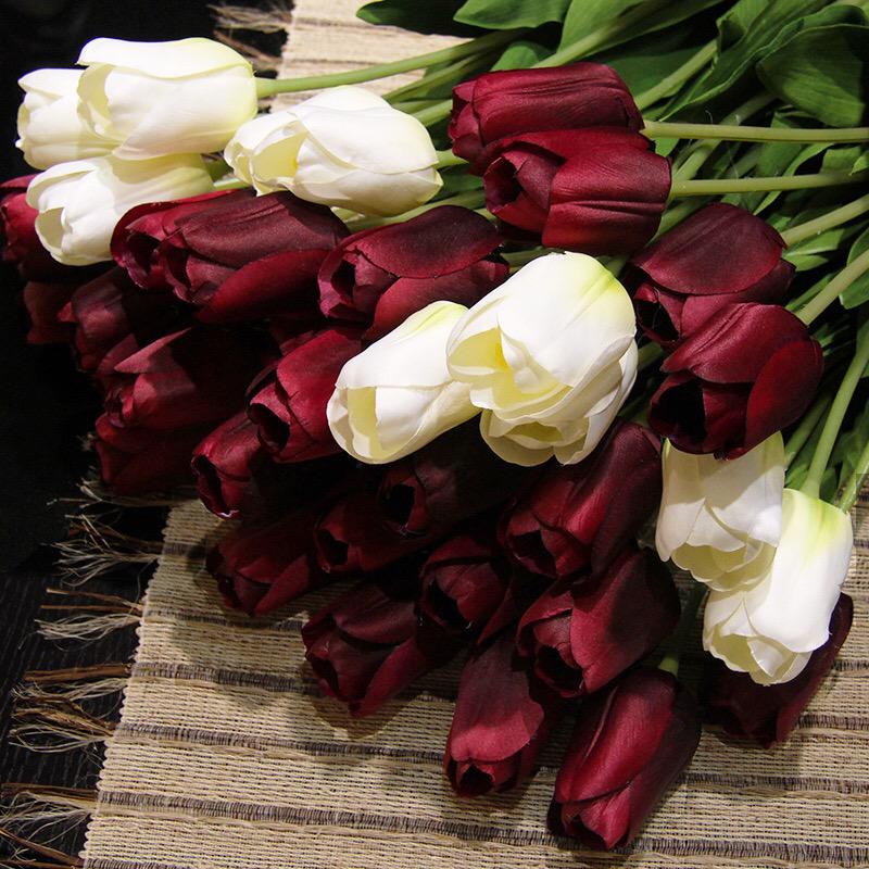 Купить розы и тюльпаны. Бордовые тюльпаны букет. Большие букеты тюльпанов. Розы и тюльпаны. Тюльпан бордовый.