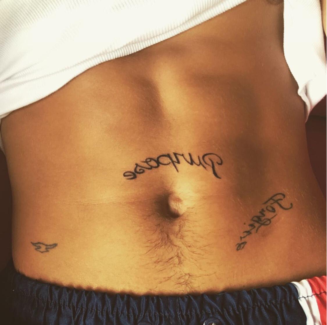 TATUAGEM NOVA! Justin tatuou "Purpose" (Objetivo/ propósito)! 

#EMABiggestFansJustinBieber