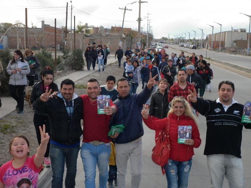 prensamaderna's tweet photo. "Puerta a puerta" de militantes de Maderna en barrio Etchepare #MadernaIntendente @AdrianMadernaTw @leila_lloyd http://t.co/45y1pHZo1W