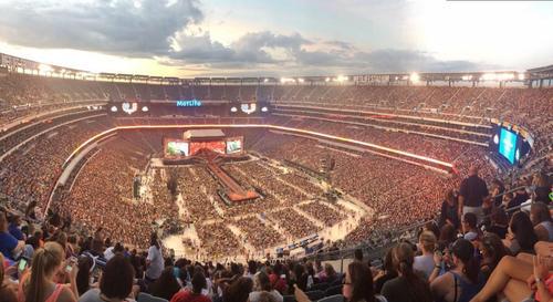 sadeyesemoji's tweet photo. So beautiful when we come together #MTVFANWARSDirectioners http://t.co/R4c9zFkM8s