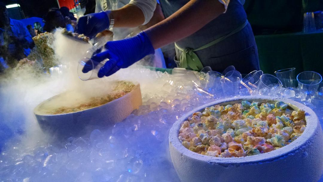 CaronModMedia's tweet image. Four hip horizontal snaps at #MaxBash ! #AdobeMAX #teamadobe #adobelife #pano #creative #raisetheroof