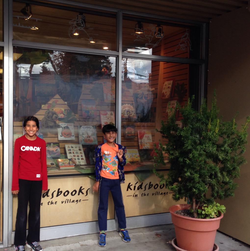 BeingKulvir's tweet photo. Beautiful Thanksgiving & Halloween window displays @Kidsbooks_dotca #Edgemont #Giftworks @bistrocanyon @shopedgemont http://t.co/uH4eXEYdnk