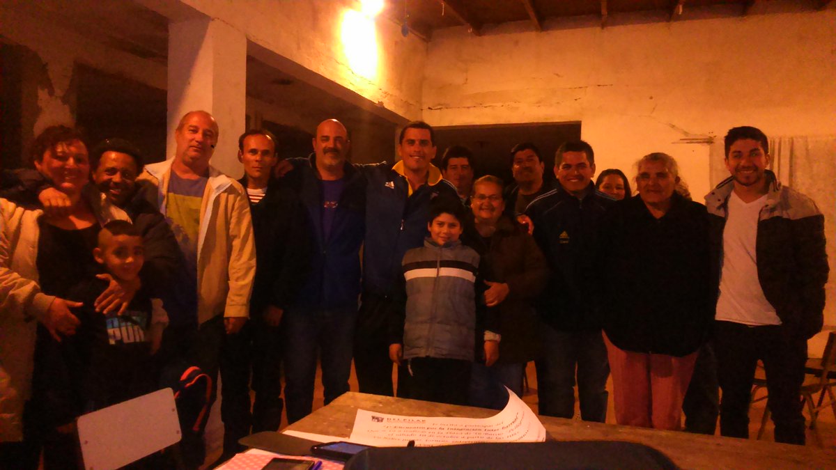 DeporteSocialDi's tweet photo. Junto a vecinos y referentes dl B Pellegrini organizando la jornada recreativa dl Sábado #DeporteSocial es inclusión http://t.co/YeQd4vQyLi