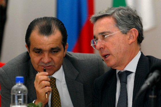 playtoccast's tweet photo. Creen que la paz consiste en encarcelar injustamente a Uribe: Óscar Iván Zuluaga.
http://t.co/RU108EkT7F http://t.co/u1bRGno39y