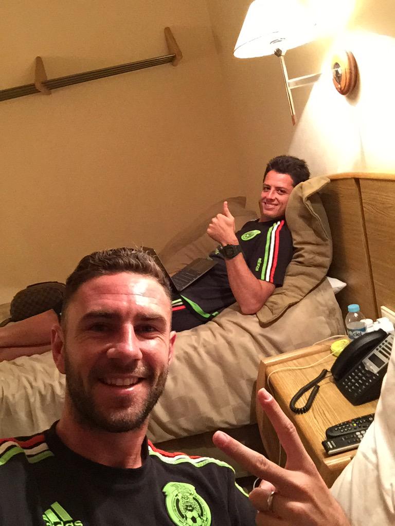 Miguel_layun's tweet photo. Que pasen excelente noche, a descansar que mañana toca seguirle dando!! @CH14_ 👊🏻😁. 🇲🇽 http://t.co/id6Tpd6tpJ