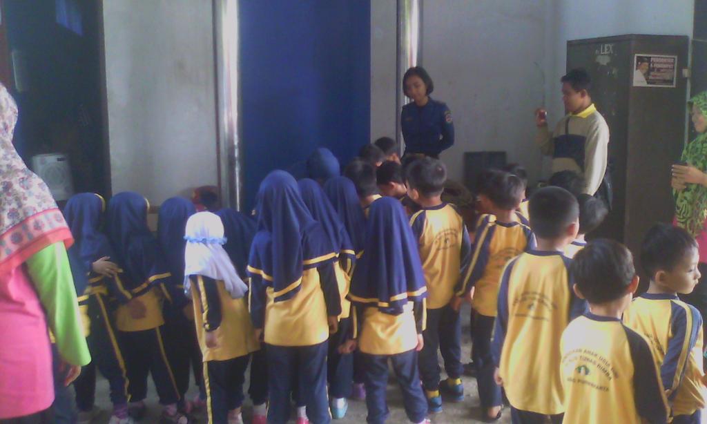 Generasi tanggung Tk Tunas Rimba belajar jdi seorang pemadam ^_^
<a href="/DediMulyadi71/">Kang Dedi Mulyadi</a> <a href="/ama_jentreDKP/">Ama Ruslan DKP</a> <a href="/wankustiawan64/">Kustiawan</a>