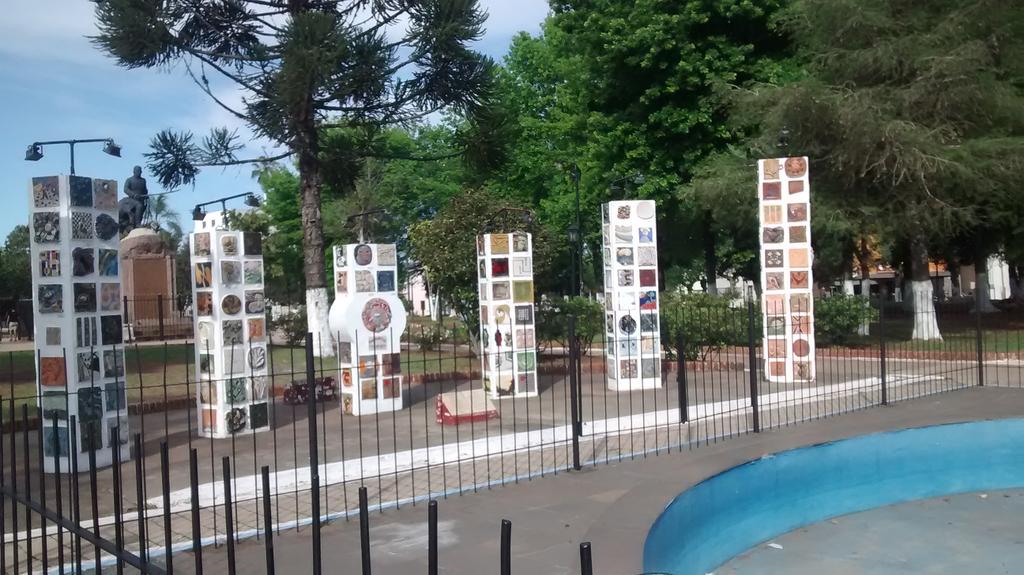 SoyDeLibres's tweet photo. Placas d artistas d todo el mundo embellecen nuestra plaza. Iniciativa d la artista plástica Cristina del Castillo http://t.co/BHbemocWYC