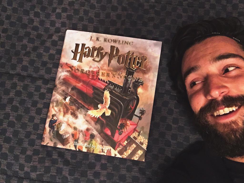 fartinscorsesi's tweet photo. The Illustrated Harry Potter and the Sorcerer's Stone and chill. #meNbae http://t.co/mVccLOPtar