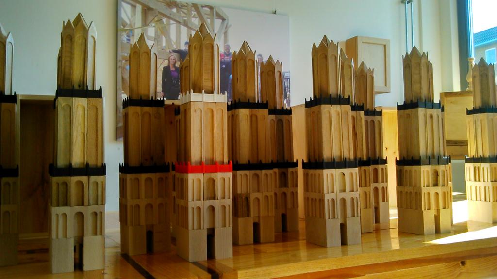 De blokkendozen van de Domtoren nu ook te verkrijgen met omloopjes (hekjes) in de Utrechtse kleuren rood en wit!!