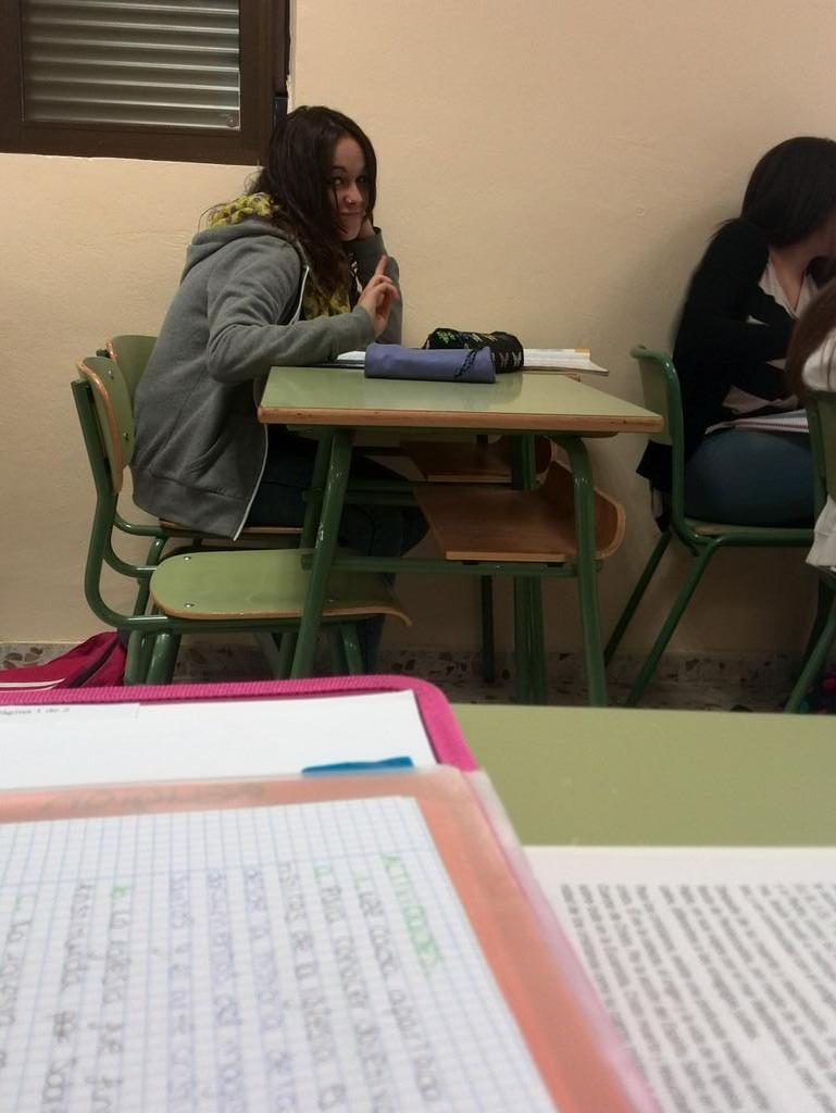 miree09's tweet photo. @andrearodriguzz  Lokaaa hay que aprovar jajajajjajaja http://t.co/nHoTYbnHSy