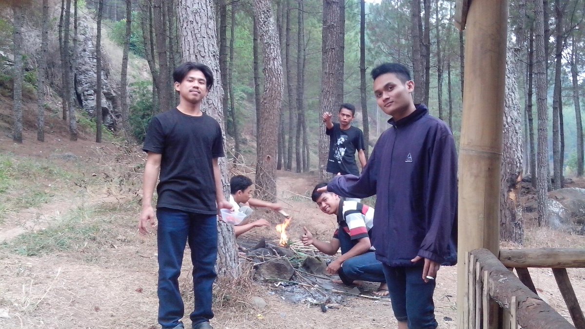 Liliwetan dlu di lokasi event. Bersama rengrengan panitia :D