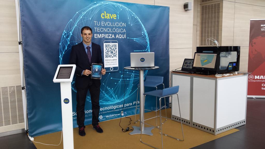 CLAVEi's tweet photo. En #futurmoda apostando por la evolucion tecnologica en el calzado #metricsbi #claveipro #helloteam @IFA_Feria http://t.co/VOoeMW03RC