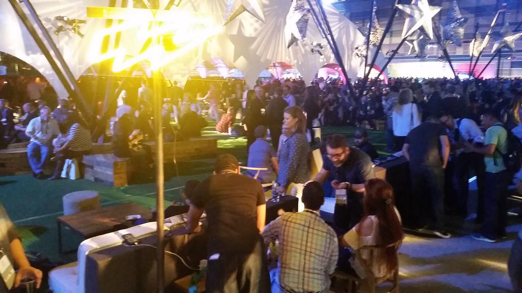 TweetsByMac's tweet image. Phone oasis #maxbash