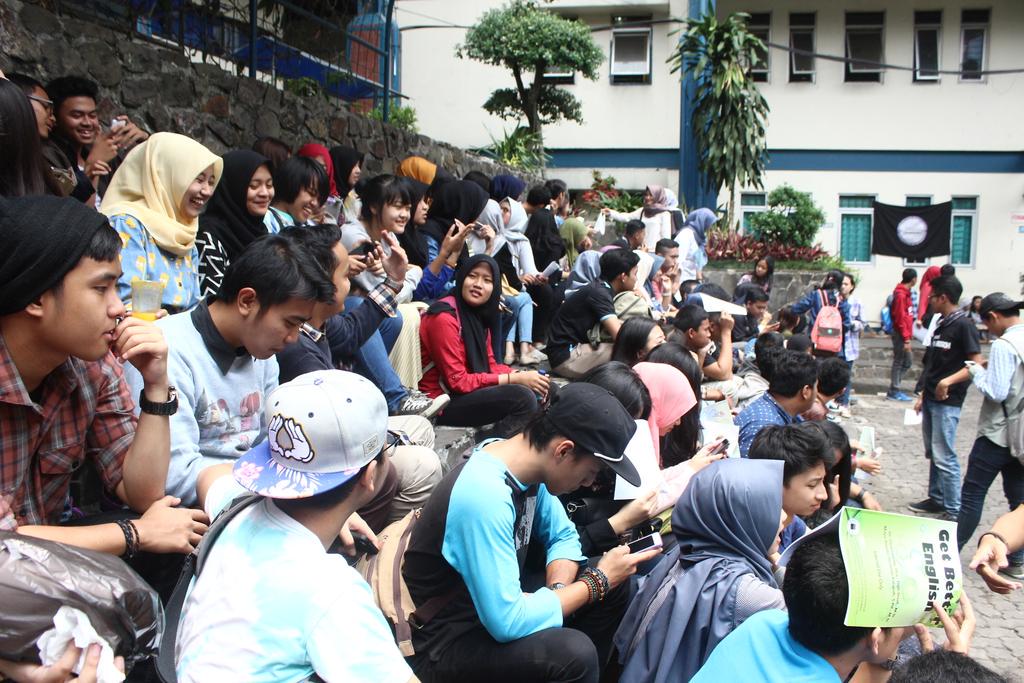 FikomUnisba15's tweet photo. Inilah kandidat calon Ketua Angkatan Fikom Unisba yang akan melakukan orasi kampanyenya hari ini : http://t.co/nl4jEiKpcy