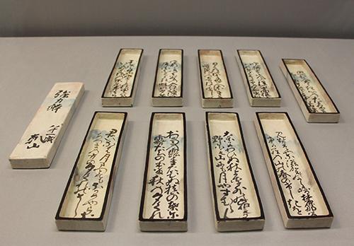 尾形 紙物 尾形乾山最晩年の作「銹絵十体和歌短冊皿」。長方形の形、藍と紫の雲紙