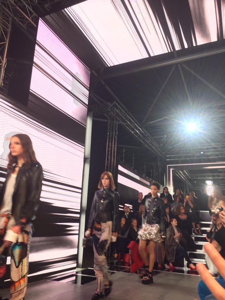 INFAS_FN's tweet image. 【パリコレ取材】そして中には未来がありました。#LOUISVUITTON #PFW