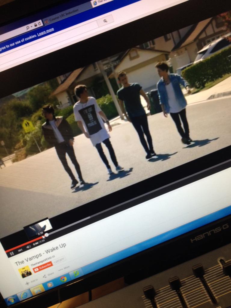 AmyNelsonOx's tweet photo. Working and watching #TheVampsNewSingle ๐ #WakeUpStreamTeam @TheVampsJames @TheVampsband http://t.co/VBsTvdkUmQ
