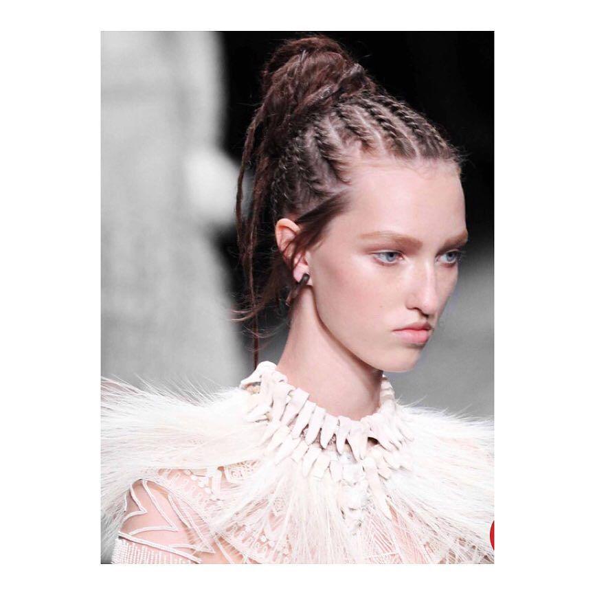 ZoeIrwin's tweet photo. just beautiful #HairByGuido #Braidaid @maisonvalentino wow π http://t.co/4p4zpGIr4H