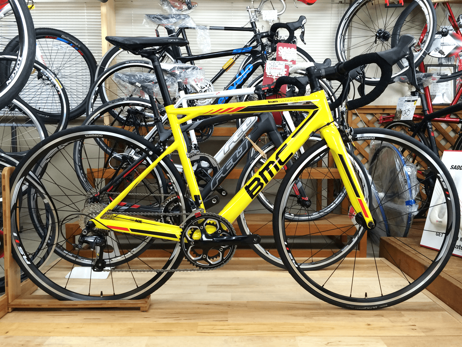 自転車工房りんりん 在 Twitter 上 小野田君仕様のｂｍｃ入荷 ｂｍｃ Slr03 サイズ 47 51 54 57 コンポ アルテグラ 価 格 349 000円 税抜 お店には51が入荷しています 弱虫ペダル 小野田坂道 Bmc Slr イエロー Http T Co 53qfzlgmom Twitter