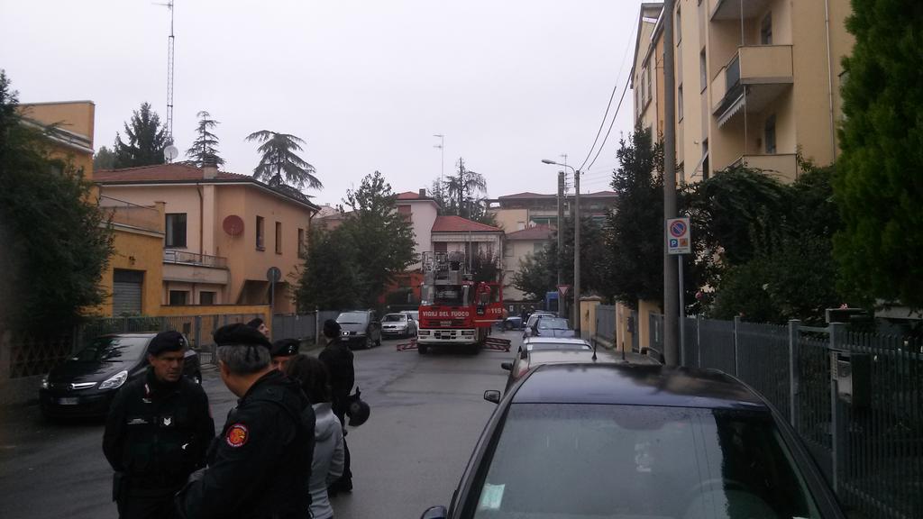 DirittiInCasa's tweet image. Sgombero in via cagliari a #parma. Diverse famiglie con bambini resistono. Presidio in via marmolada. #Stopsgomberi