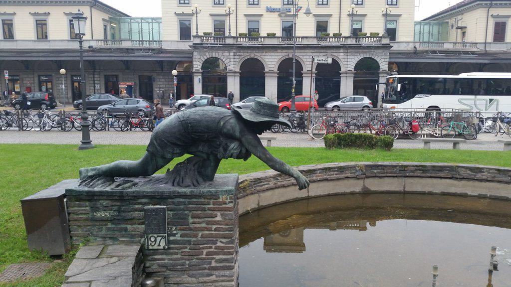 Statue of a rice planter in Novara, Italy. The start of Risott2go visit to the source.