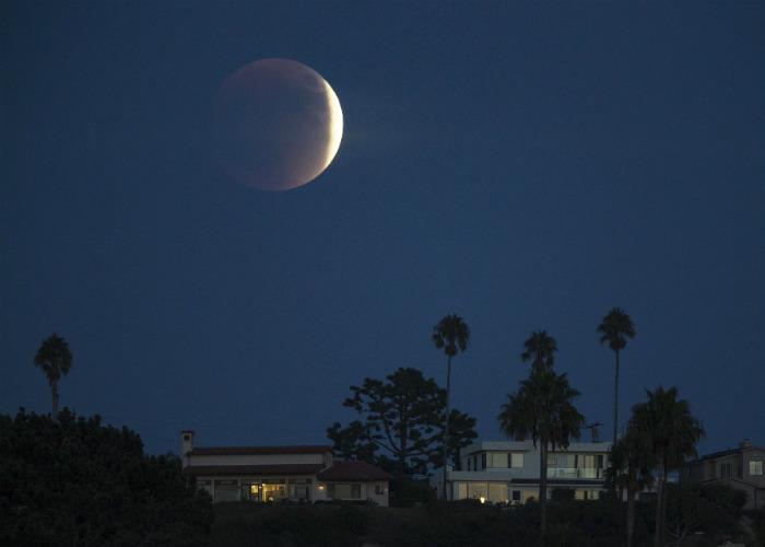 1stIndiaNews's tweet photo. #moonbuzz 
10 Stunning Rare Blood Moon Images You Must See
10. Solana Beach, California, USA http://t.co/3gzlRRCEHq