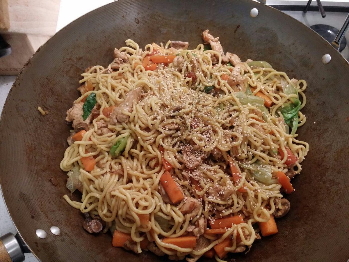 xavier_ho's tweet photo. chicken, veggies, noodles.
45% hoisin
35% oyster
8% soy
2% black vinegar
||
100% tasty
#chefdragon http://t.co/3LIXDKAnUF