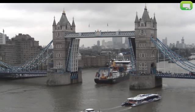 #RSSDiscovery going 'sternwards' through #TowerBridge 

#becausegoingforwardsistooeasy ;) <a href="/NOCnews/">National Oceanography Centre</a>