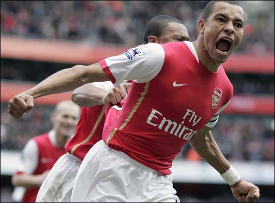 Happy birthday to an Invincible, Gilberto Silva! He won 3 major trophies in his 6 years spell with Arsenal. 