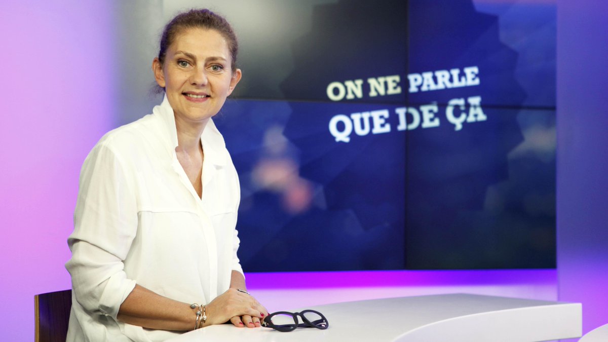 ChBaDe's tweet photo. [vidéo] Elle a choisi de raconter son cancer du sein avec humour http://t.co/up0wIsZoxu via @Le_Figaro #octobrerose http://t.co/yZJfzwRAKL