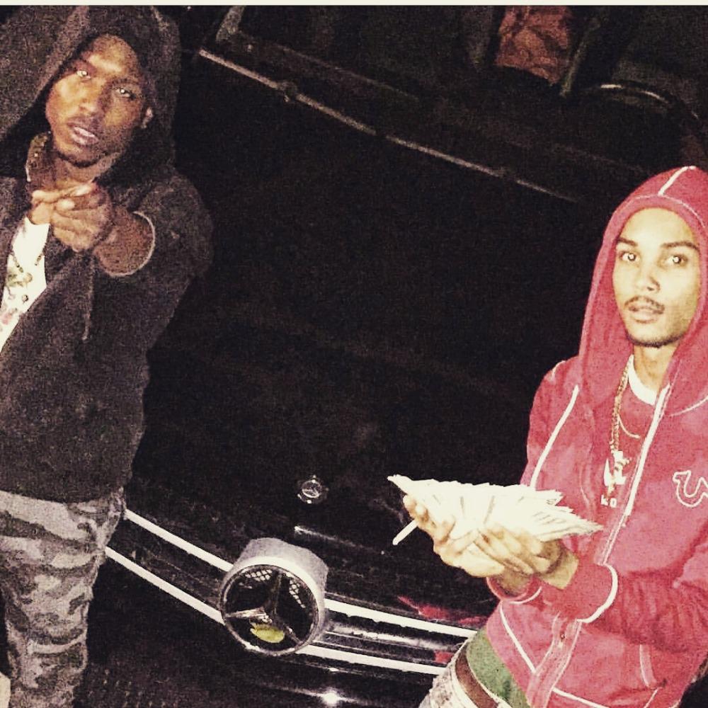 tupac_back_17's tweet photo. #Lafamili http://t.co/f34r6xAwAS