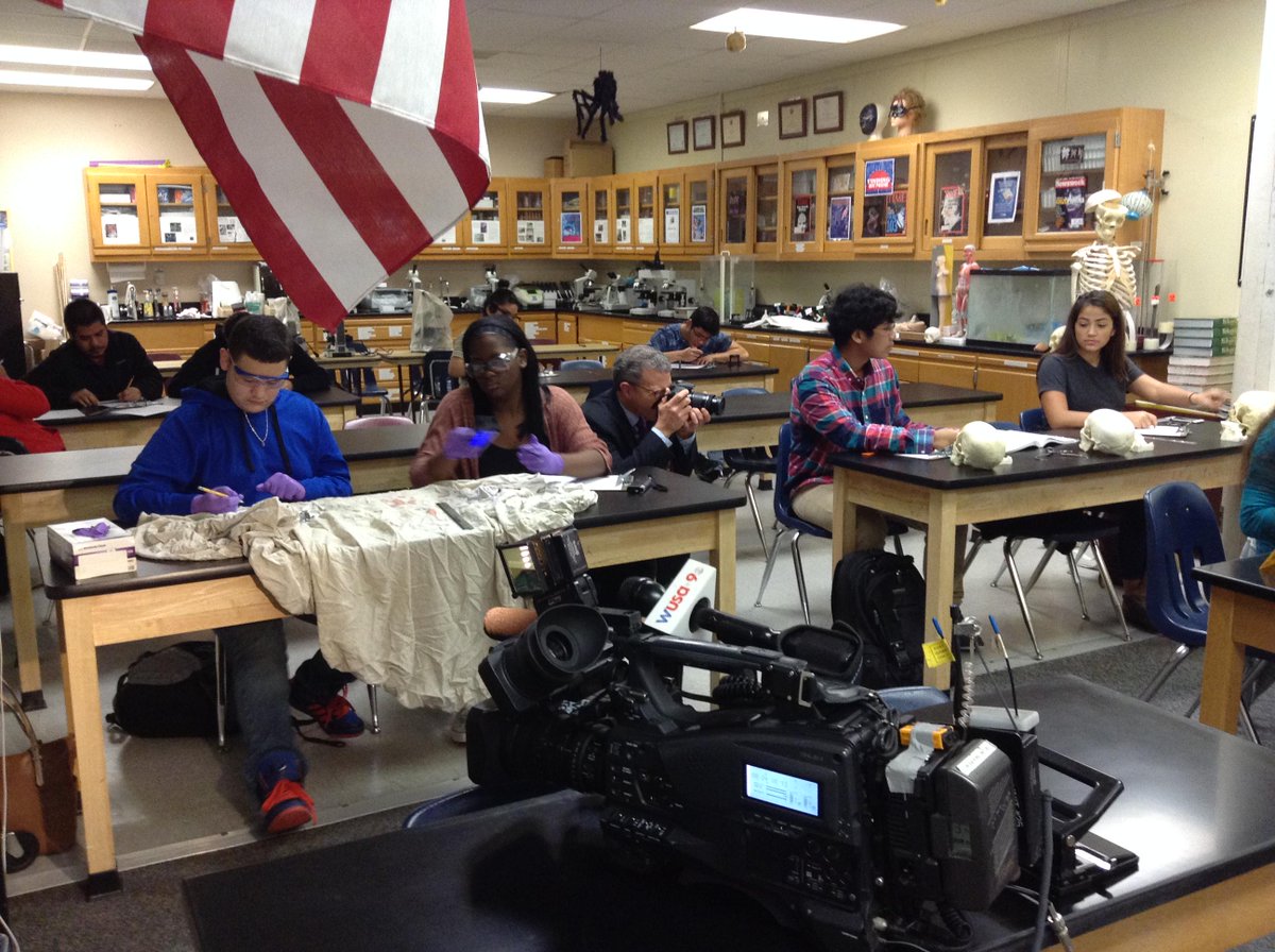 APSCareerCenter's tweet image. WUSA*9 at the Career Center&apos;s Forensic&apos;s class @mikehydeck @Forensicsteach #STEMisCool @APSVirginia @APS_CTAE
