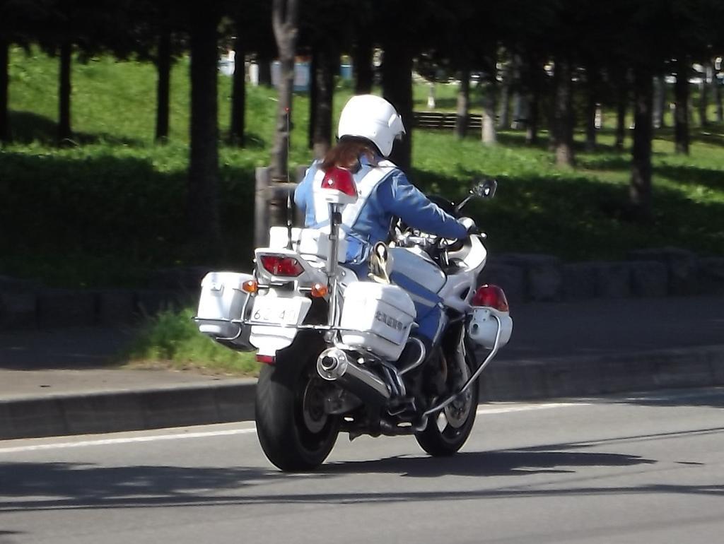 マッシュ Di Twitter 札幌交機のcb1300p 某氏情報によるとかなり美人な女性白バイ隊員 メットからでてる長い髪が風でなびくのは良いですよね Http T Co Nozpyhwkol