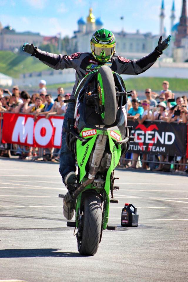 Hold the handlebar? That'd be to easy! #WheelieWedneday #WheelieWedneday