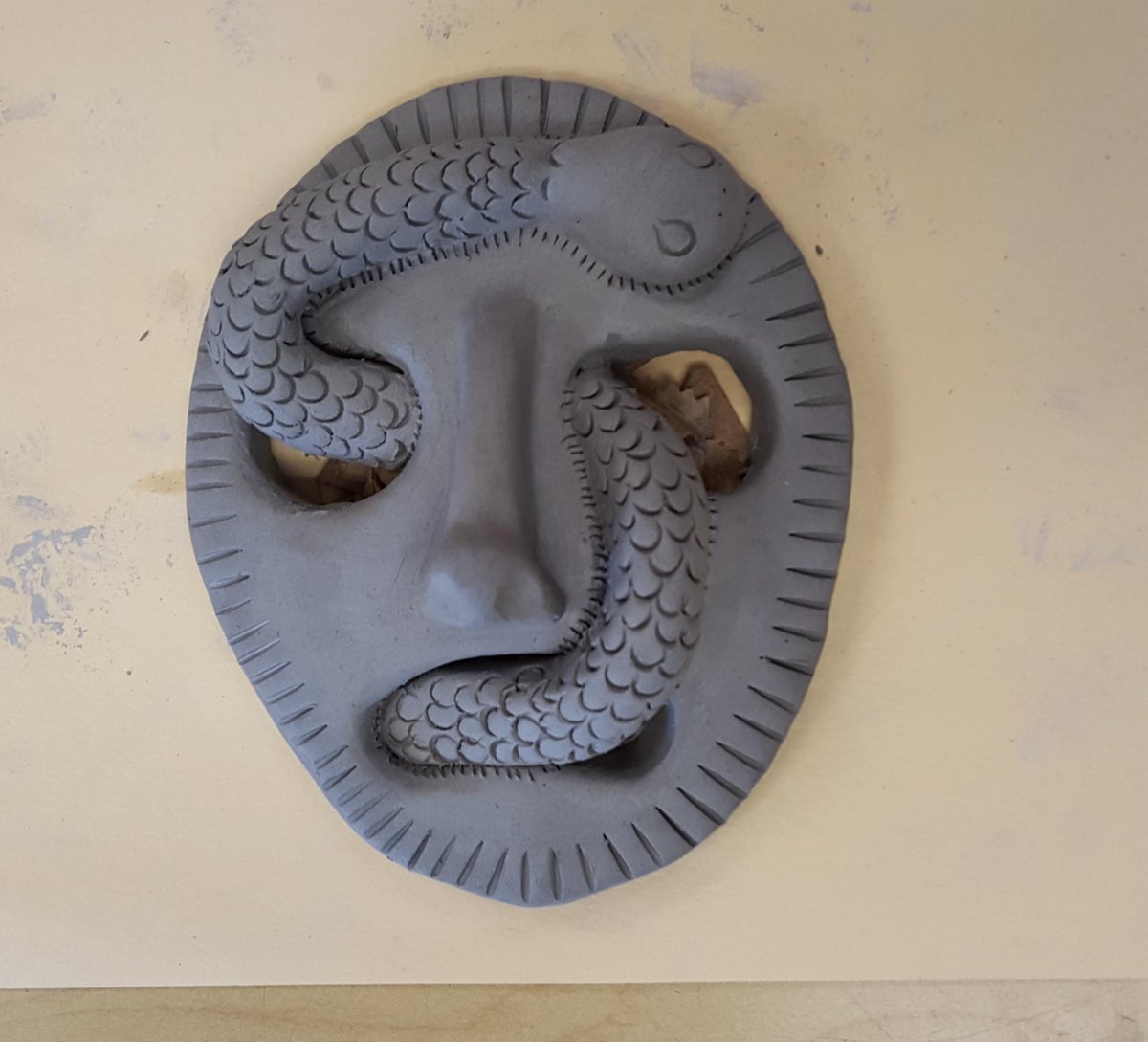 lms_art's tweet image. Heatwaves are finishing their clay masks this week. #elementsandprinciples #art #creativeproblemsolving