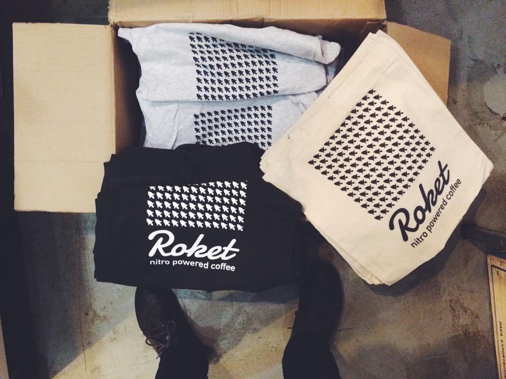New stock of t-shirts and bags. Get yours in <a href="/kontaktcoffee/">Kontakt</a> or email us about shipping at hello@drinkroket.com